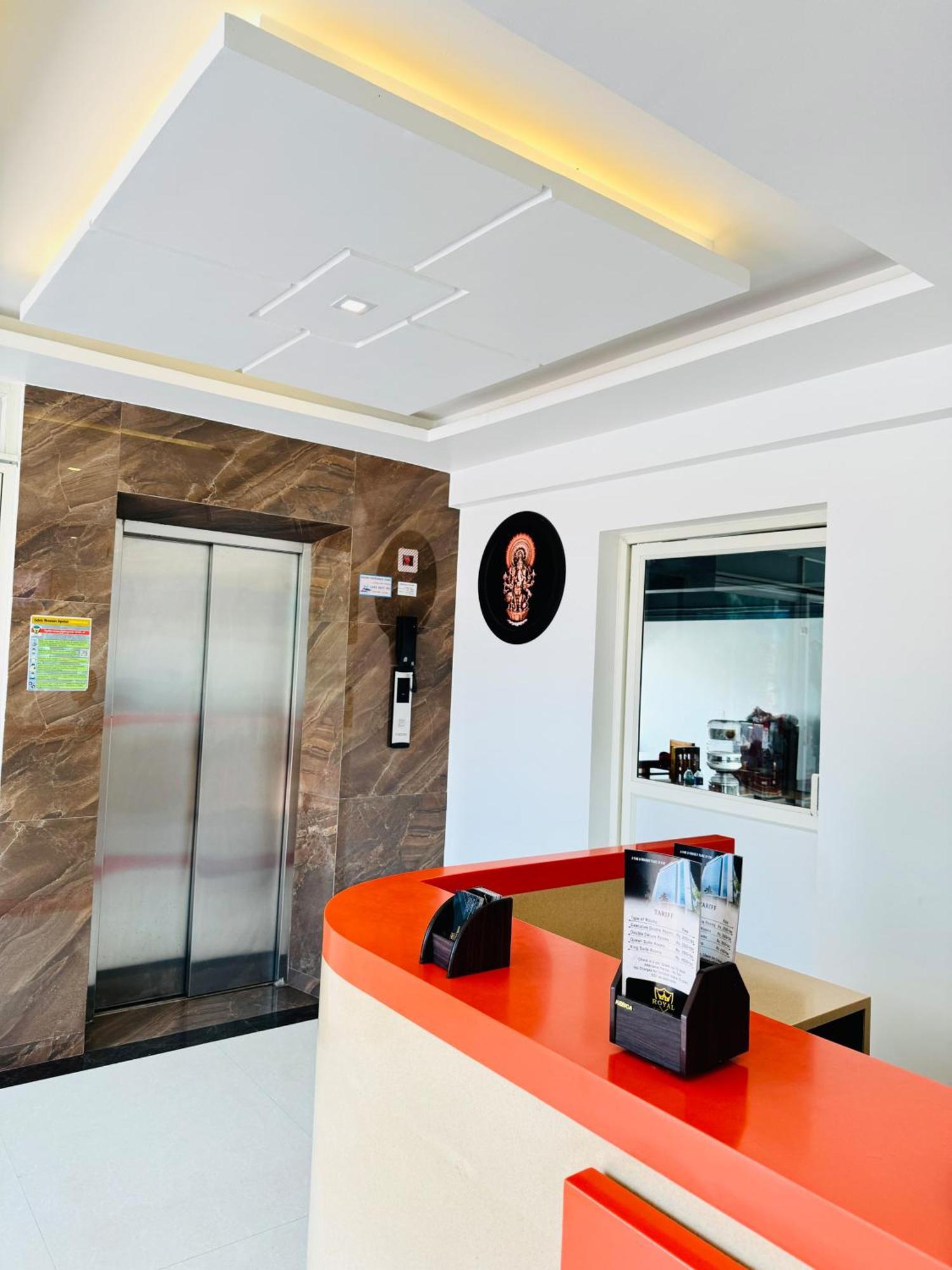 Royal International Hotel Trippapur Екстериор снимка