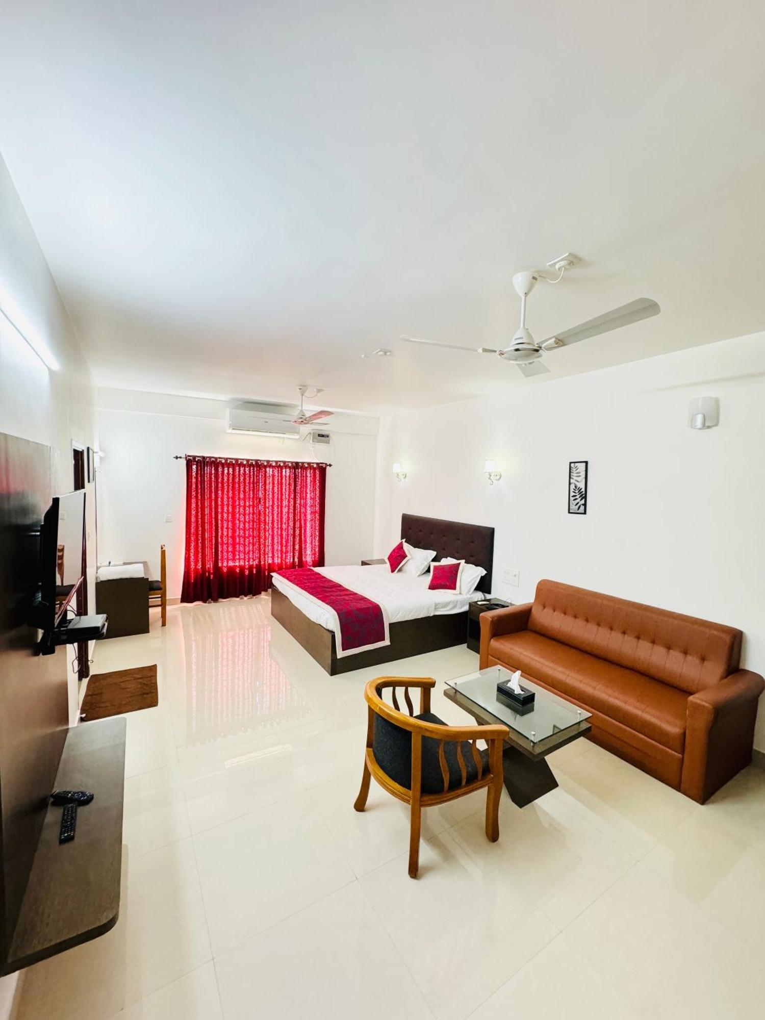 Royal International Hotel Trippapur Екстериор снимка
