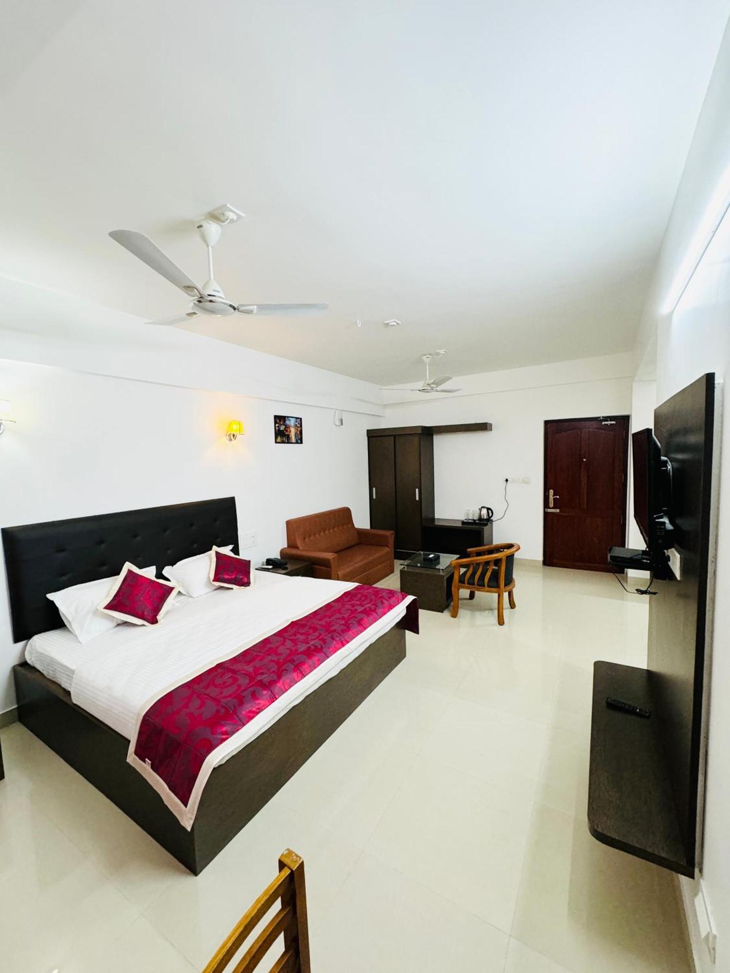 Royal International Hotel Trippapur Екстериор снимка