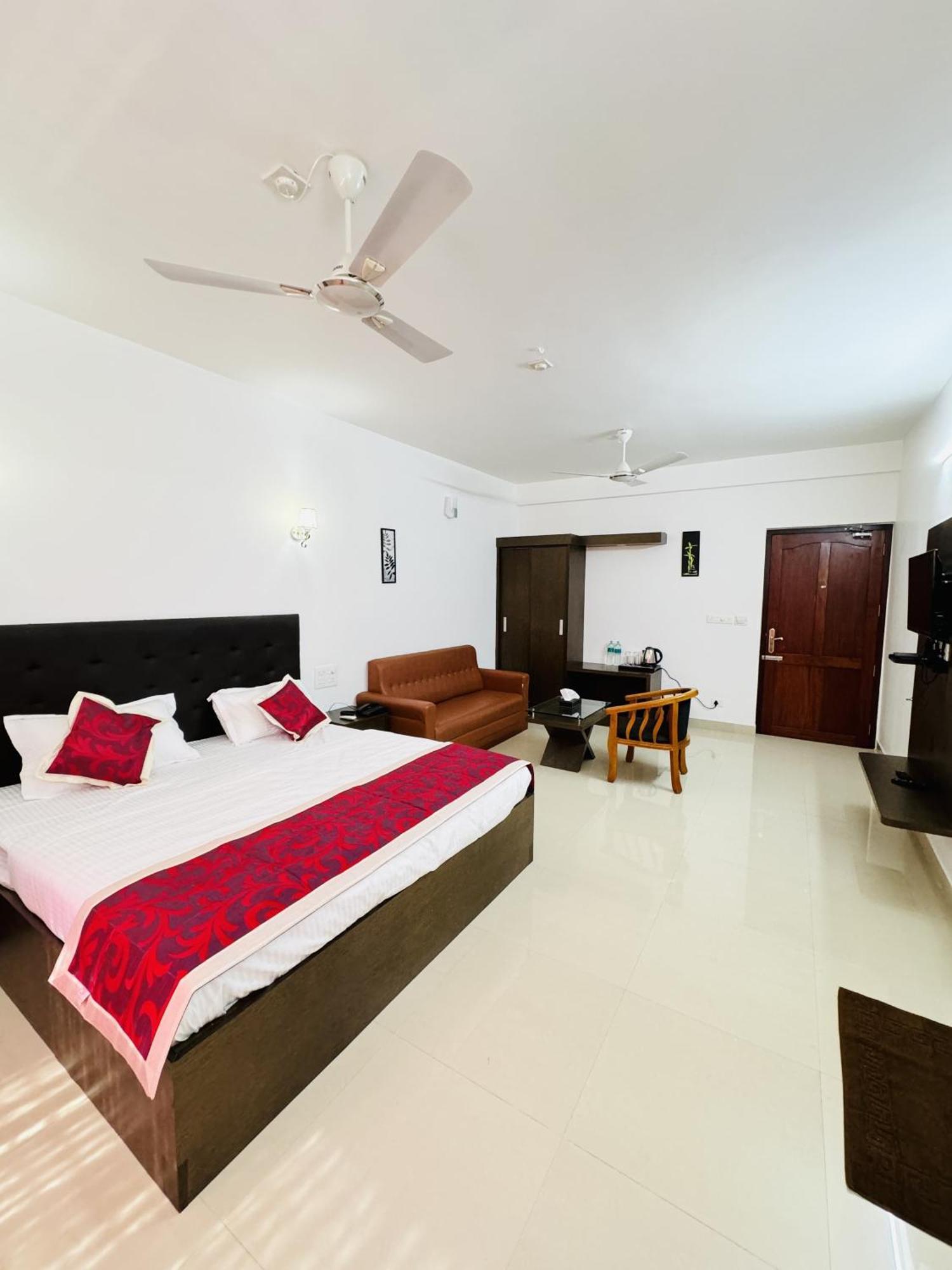 Royal International Hotel Trippapur Екстериор снимка